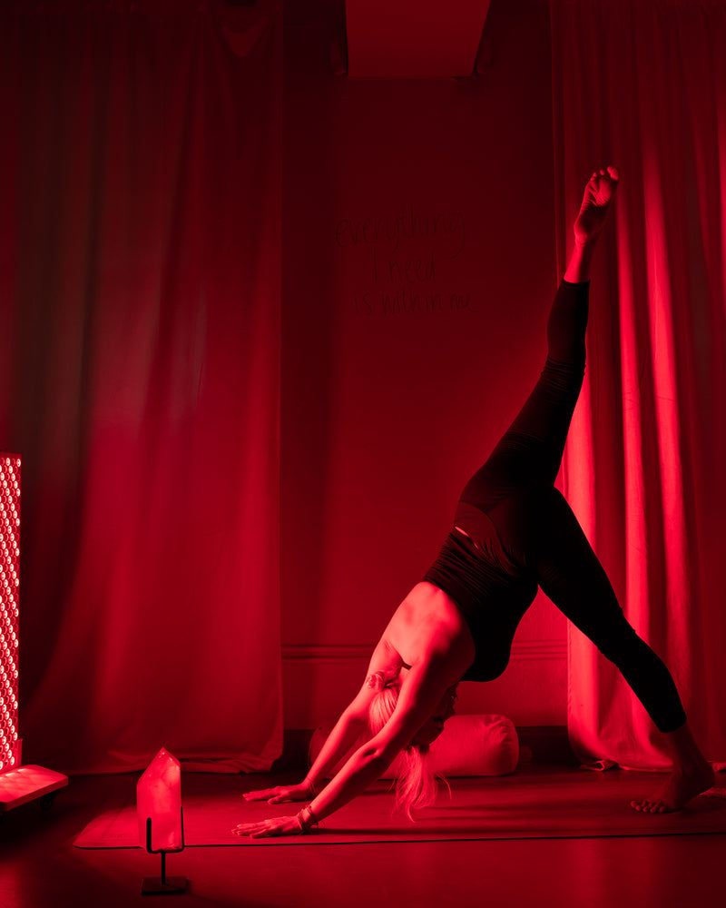 RED LIGHT THERAPY VINYASA onsdagar 07.30-08.30 med Cornelia Nordensson