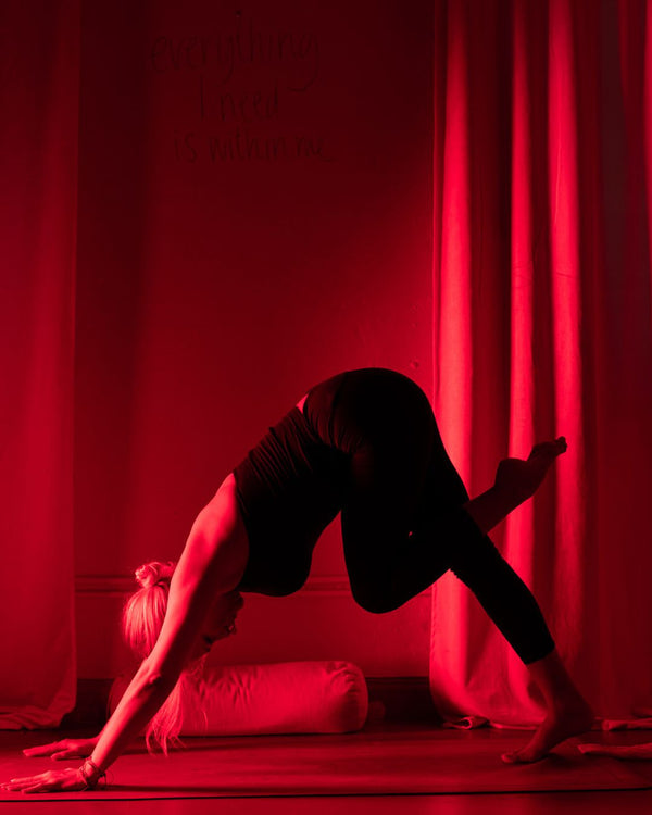 RED LIGHT THERAPY VINYASA tisdagar 11.30-12.30 med Cornelia Nordensson